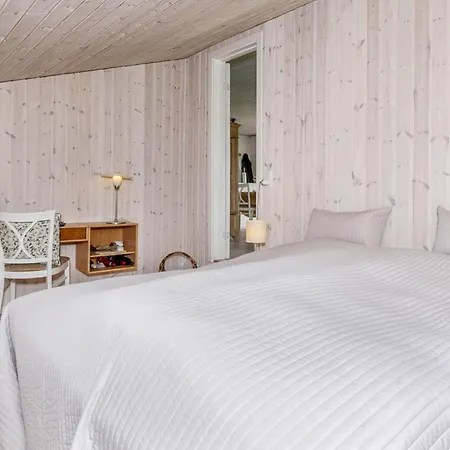 6 Person In Farso-by Traum *