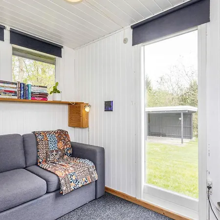 6 Person In Farso-by Traum