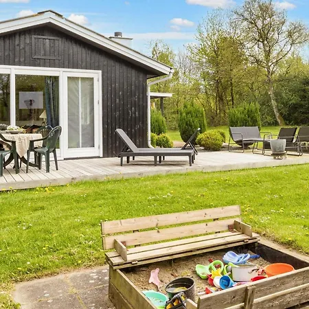 6 Person In Farso-by Traum