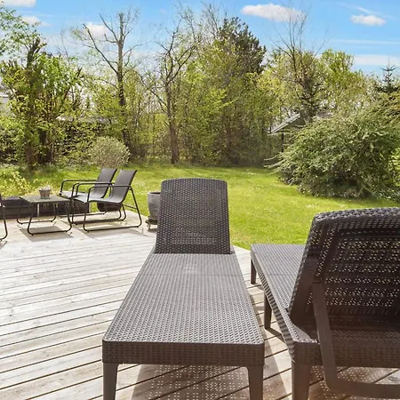 6 Person In Farso-by Traum *